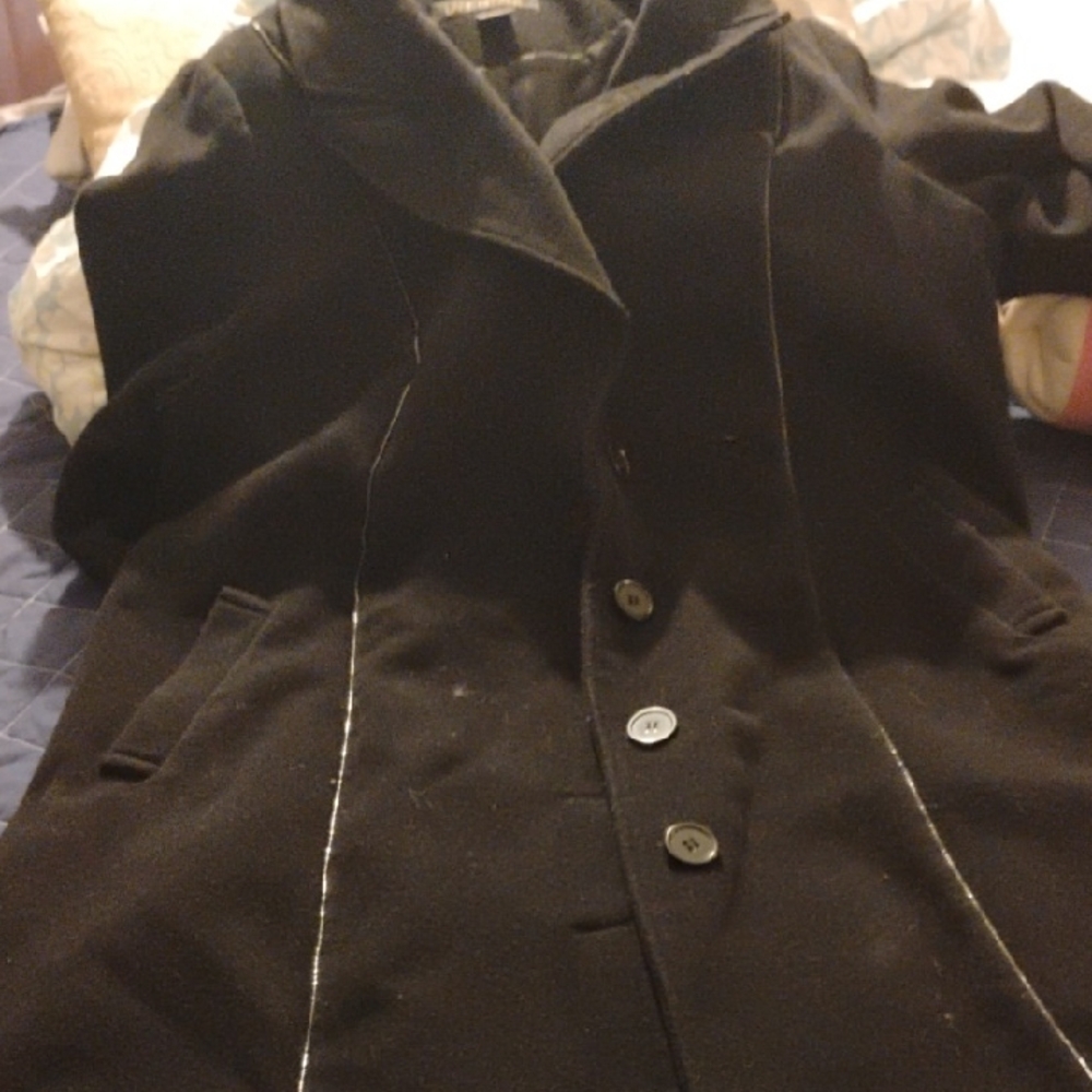 Stylish Black Coat With Button Closure - image 1
